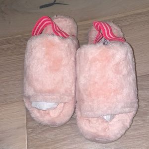 Fuzz pink slippers